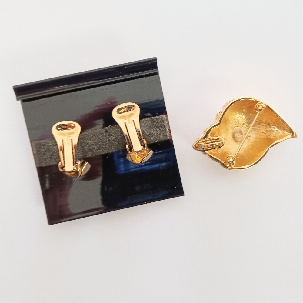 Vintage KJL Kenneth Jay Lane Shell Brooch Earring Set - Picture 4 of 6